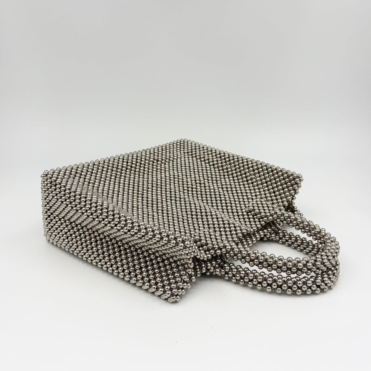 Disco Bag, Handtasche aus silbernen Perlen | Studio Ekkula
