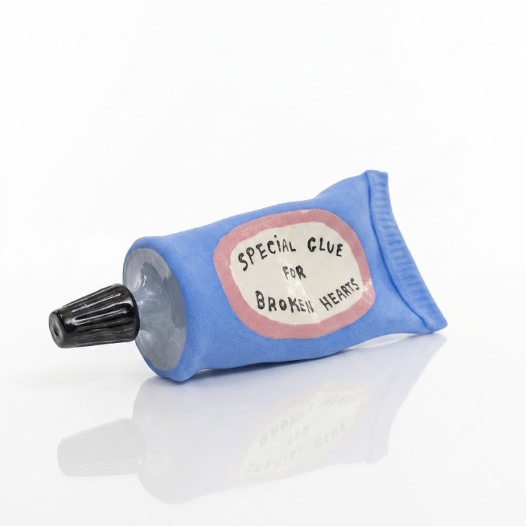 'Special Glue For Broken Hearts' Klebetube aus Keramik, blau/rosa | Michela Castagnaro