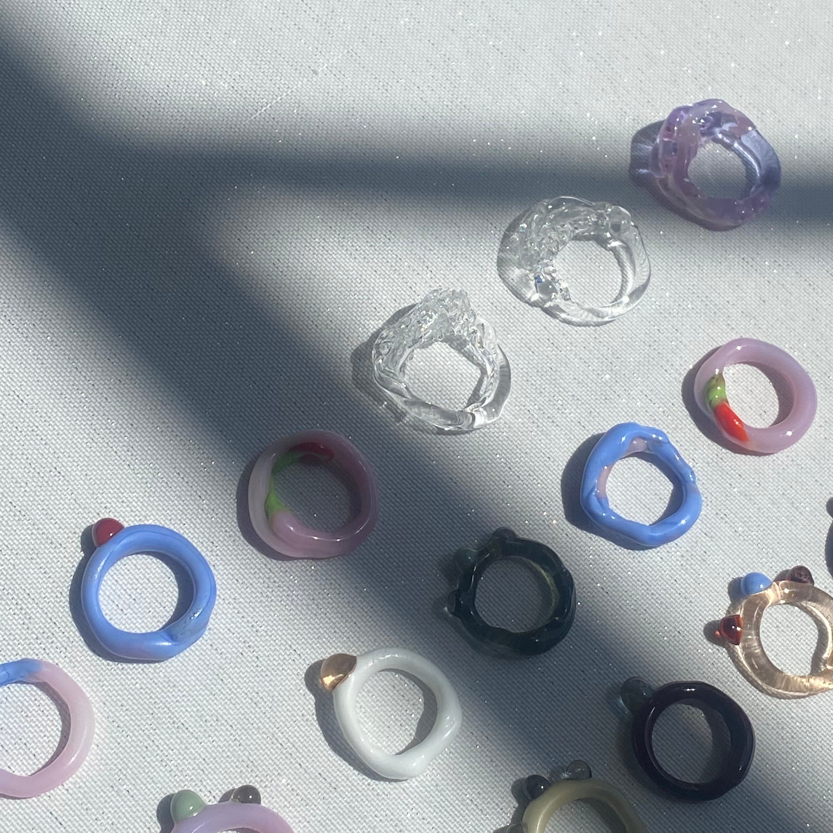 Roslyn 'Bubble Single' blau rot, Ring aus Glas