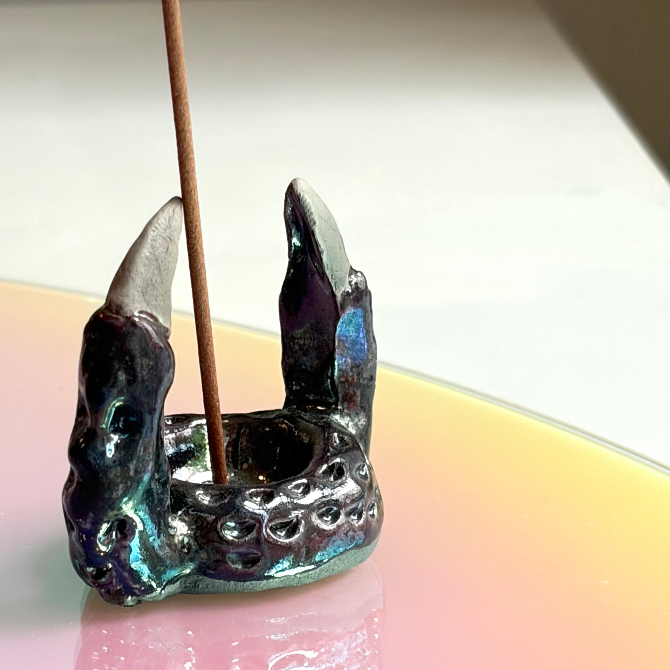 MAW Ceramics 'Claw' Räucherstäbchenhalter, Schwarzblau