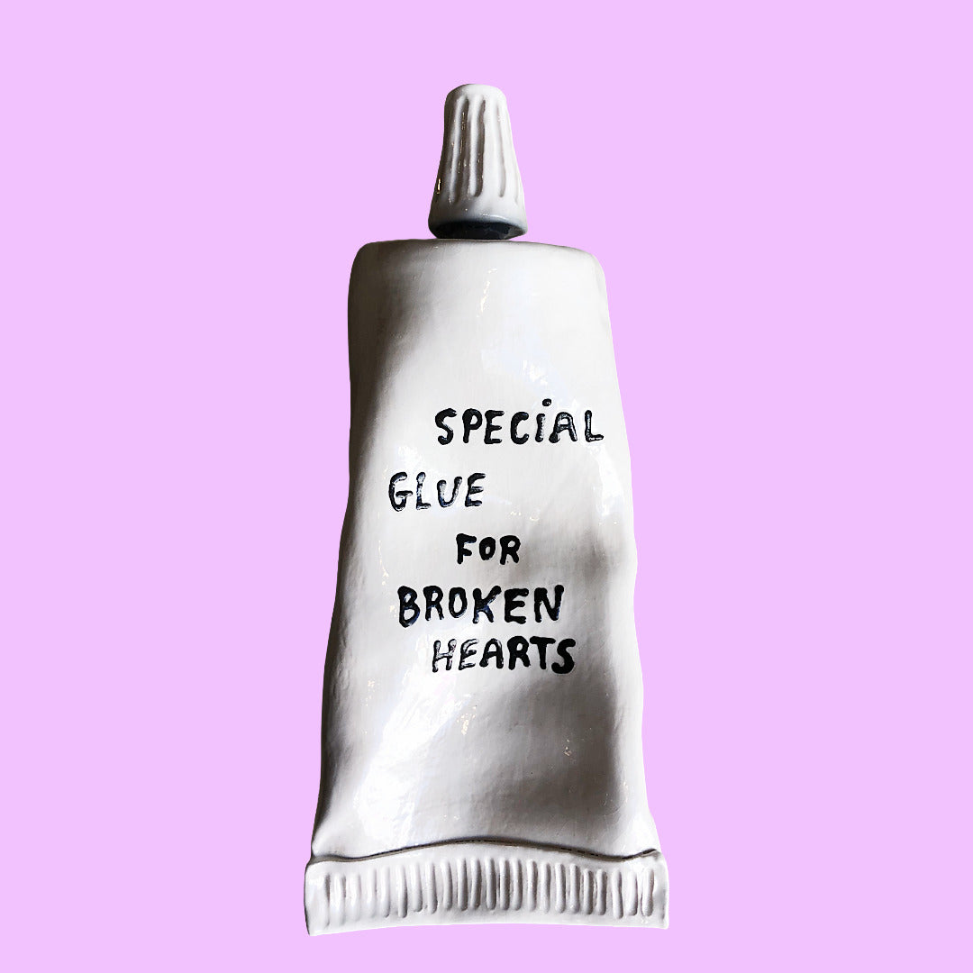 'Special Glue For Broken Hearts' Klebetube aus Keramik, weiß/schwarz