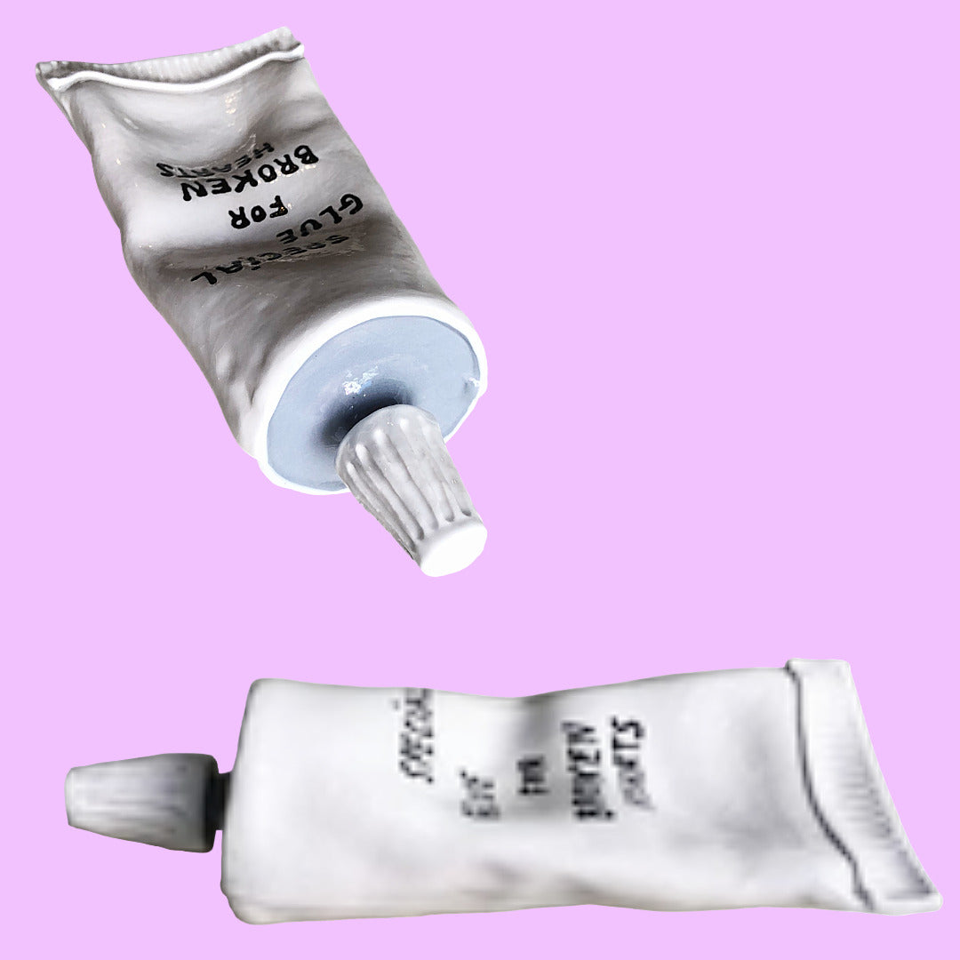 'Special Glue For Broken Hearts' Klebetube aus Keramik, weiß/schwarz