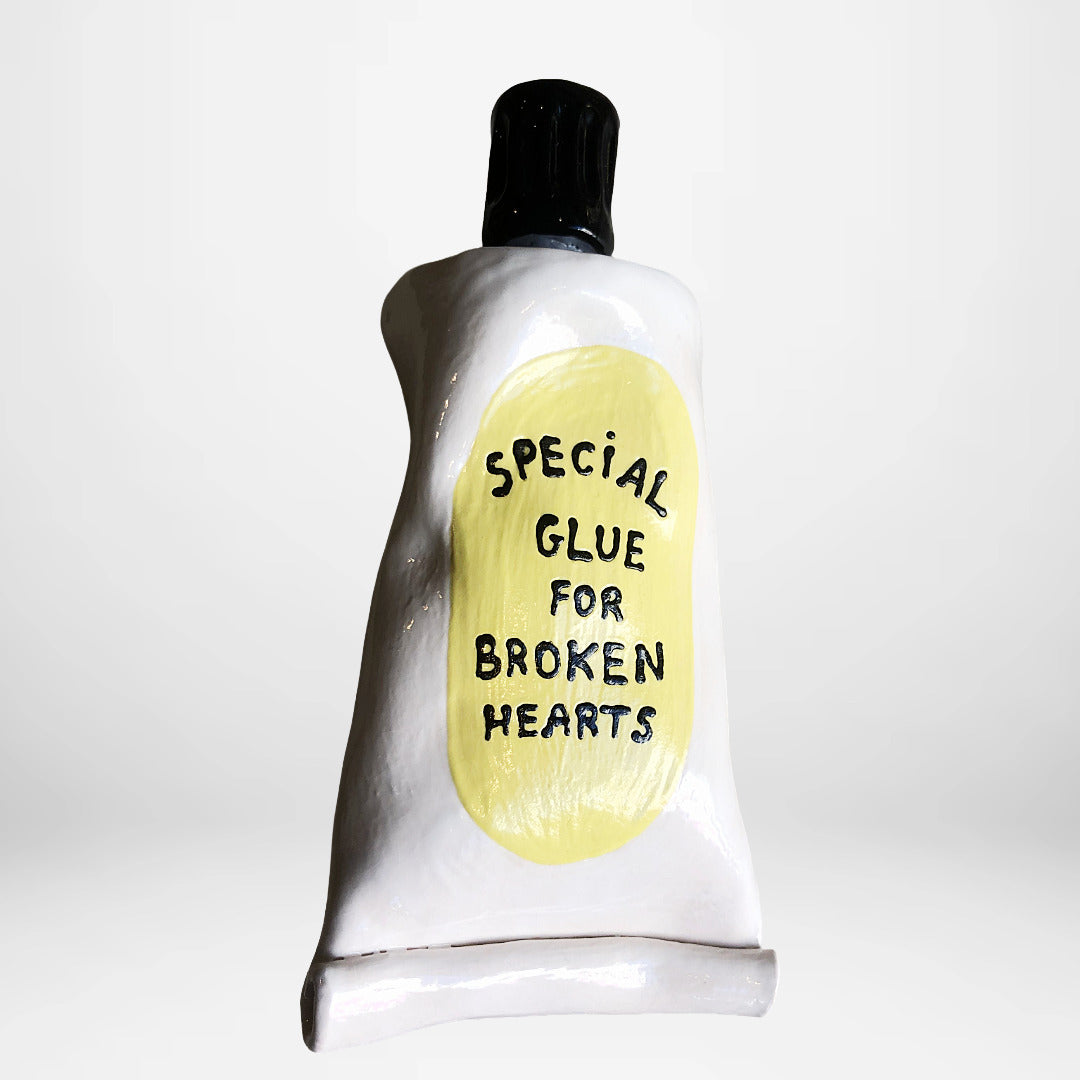 'Special Glue For Broken Hearts' Klebetube aus Keramik, weiß/gelb