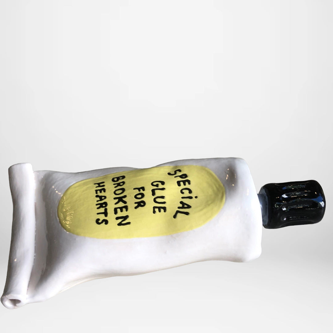 'Special Glue For Broken Hearts' Klebetube aus Keramik, weiß/gelb