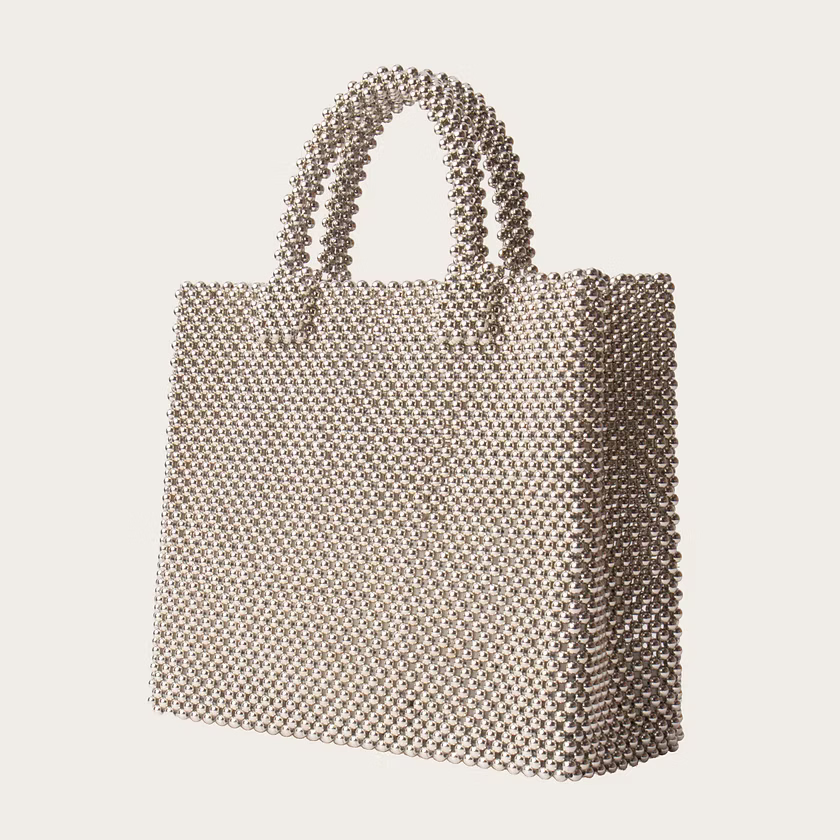 'Olunaku Disco Bag', Handtasche aus silbernen Perlen | Studio Ekkula