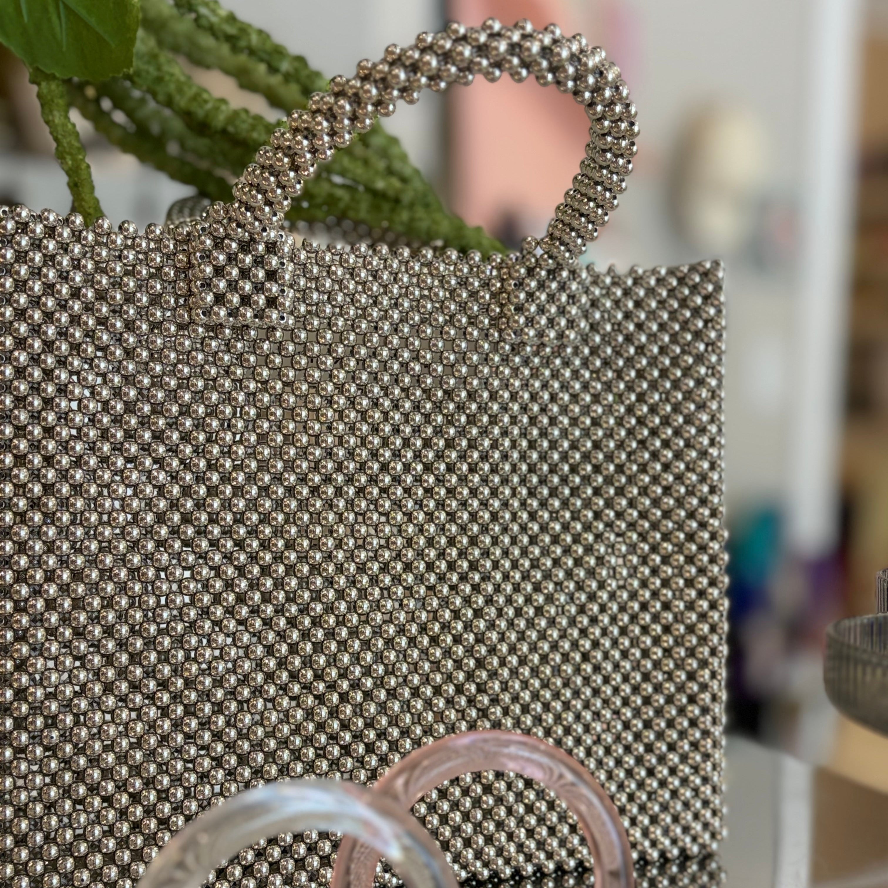 Disco Bag, Handtasche aus silbernen Perlen | Studio Ekkula