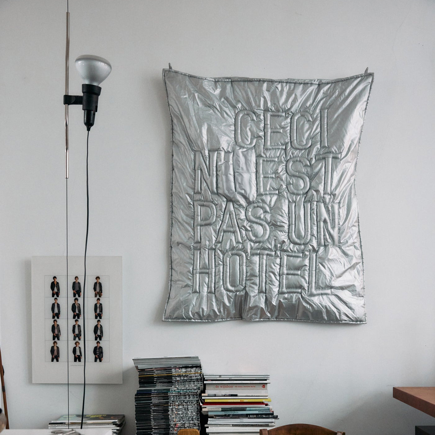 'Ceci n'est pas un hôtel' Textil-Wanddeko | Maaike Koster für HK Living