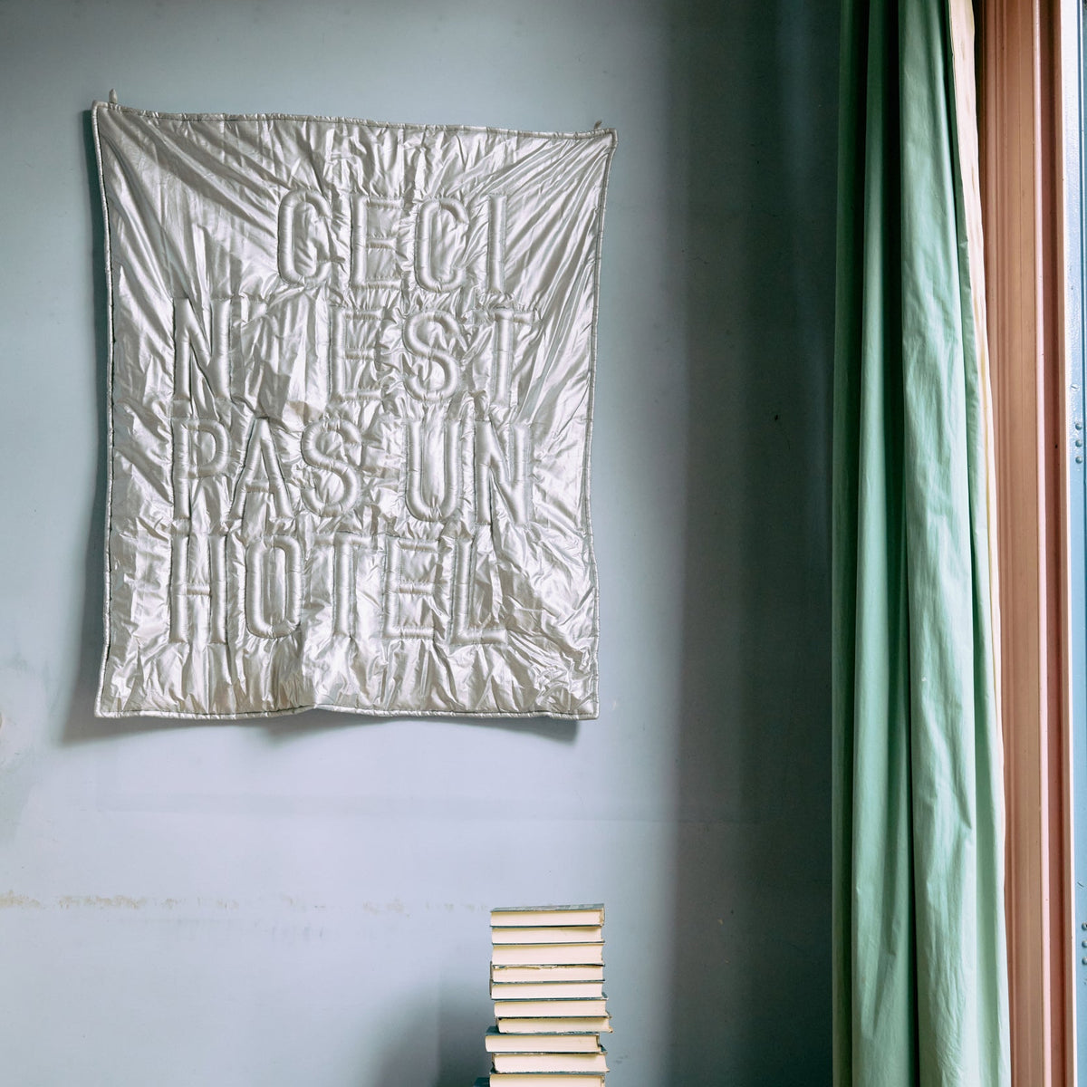 'Ceci n'est pas un hôtel' Textil-Wanddeko | Maaike Koster für HK Living