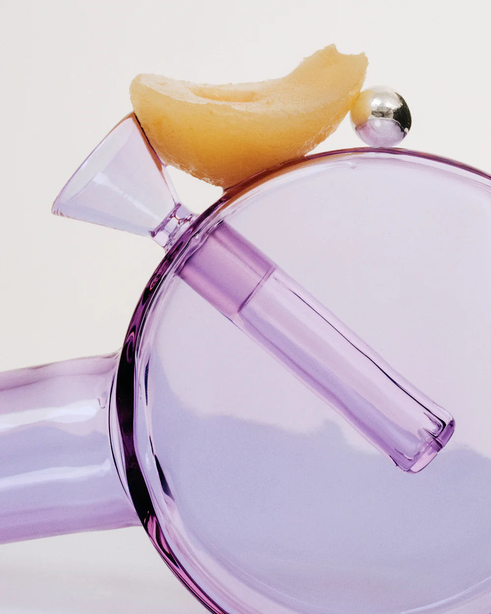 Elegante YewYew Bong „Sunset“ in Lila: modernes Design, hochwertiges Glas, sanftes Raucherlebnis.
