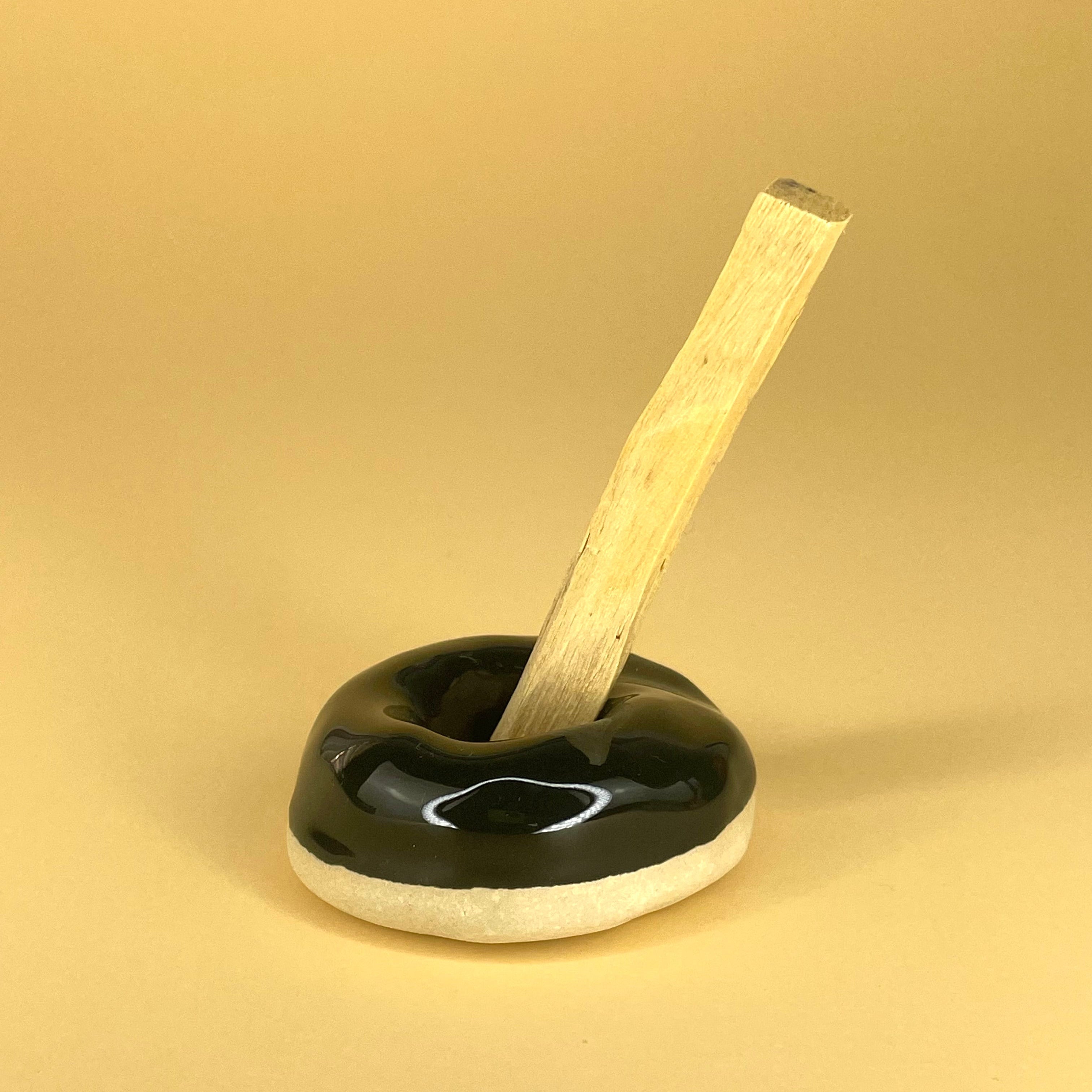 'Zen Donuts' Palo Santo-Halter aus Keramik, schwarz | Svenja Phoenix Altan