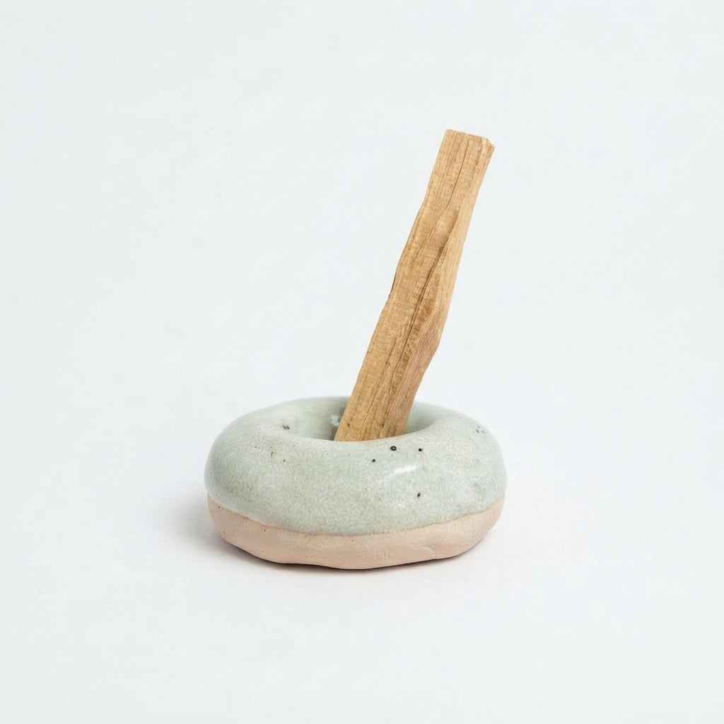 'Zen Donuts' Palo Santo-Halter aus Keramik, grau mit Punkten | Svenja Phoenix Altan