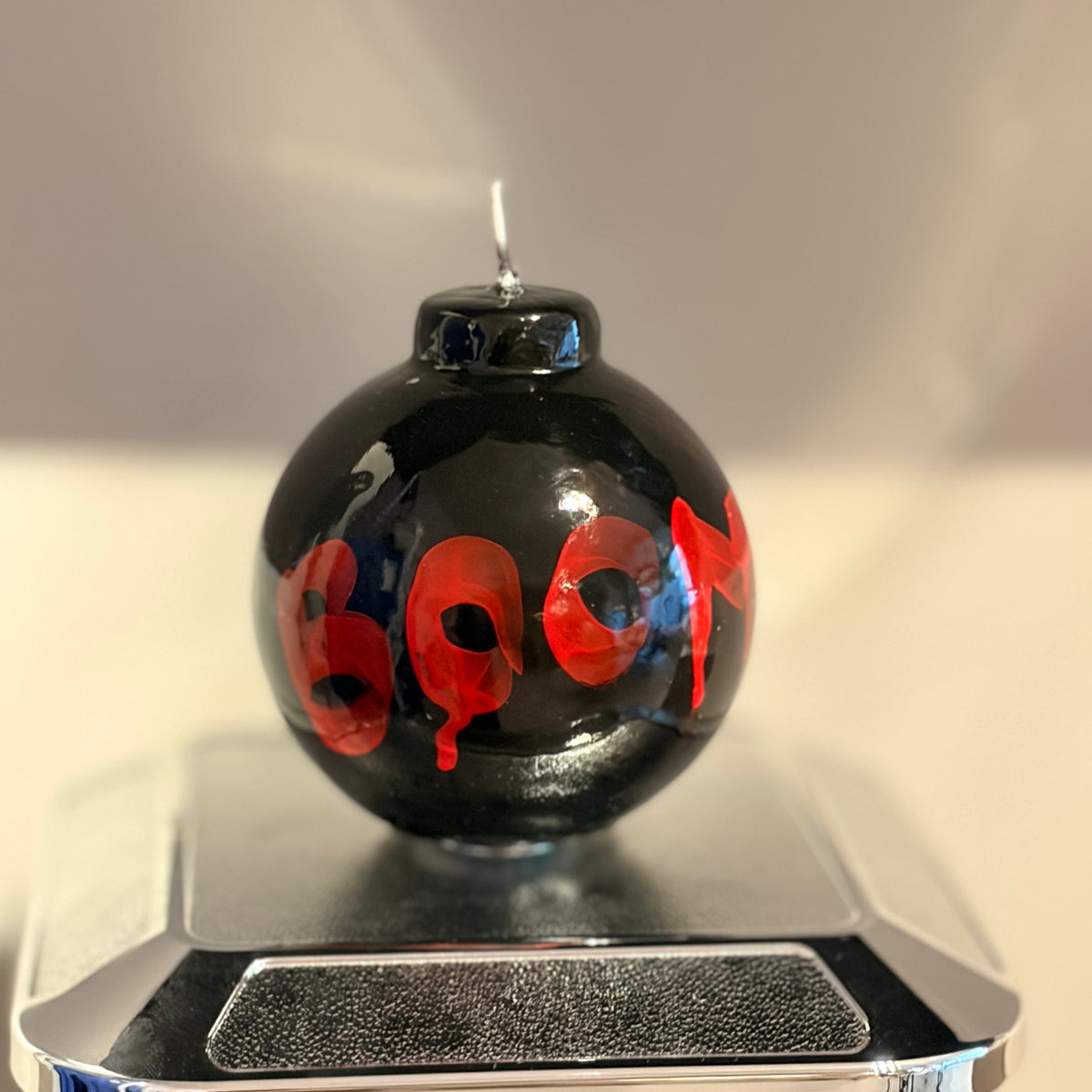 "Boom" Kerze, handbearbeitet in schwarz/rot