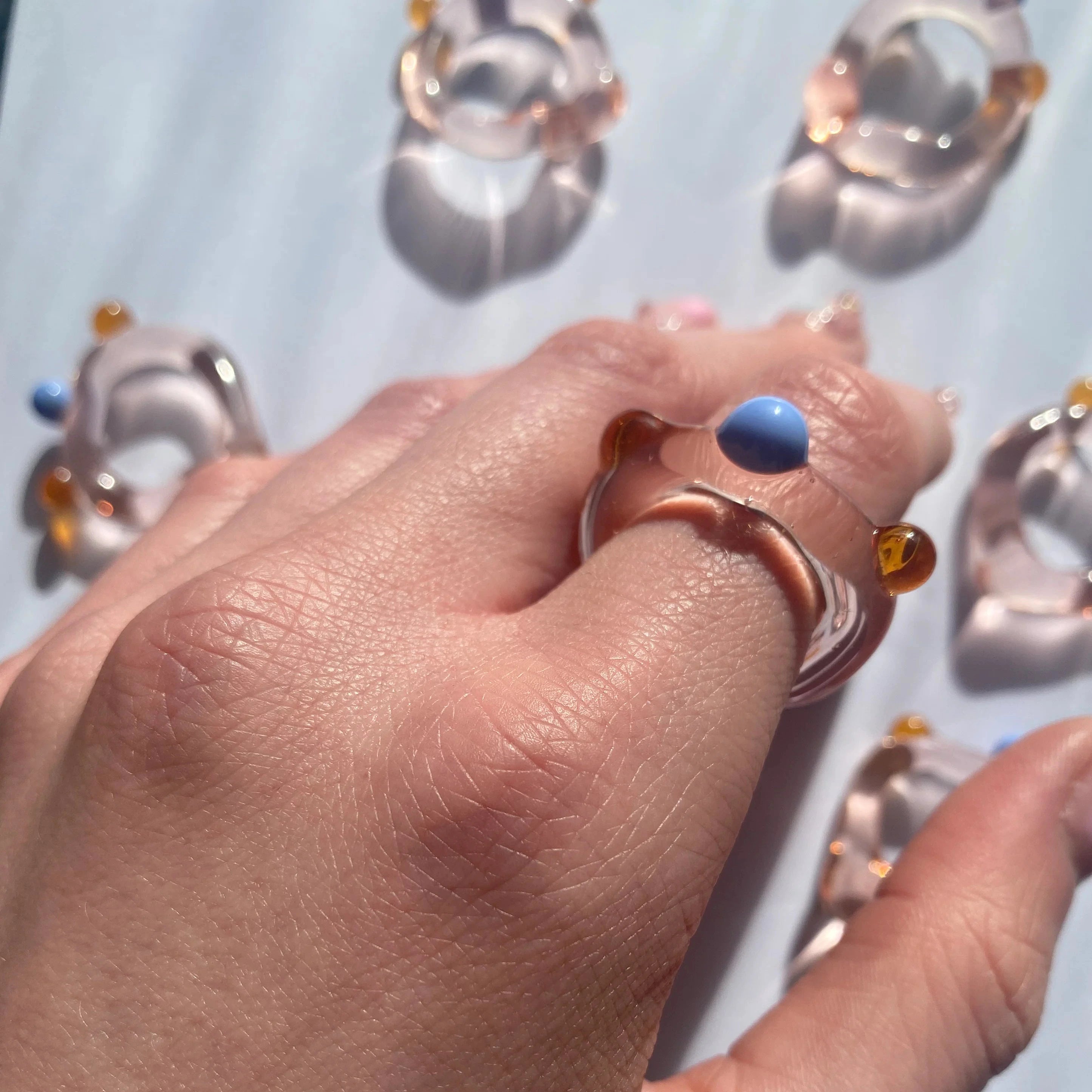 Roslyn 'Bubble Triple' rosa blau amber, Ring aus Glas