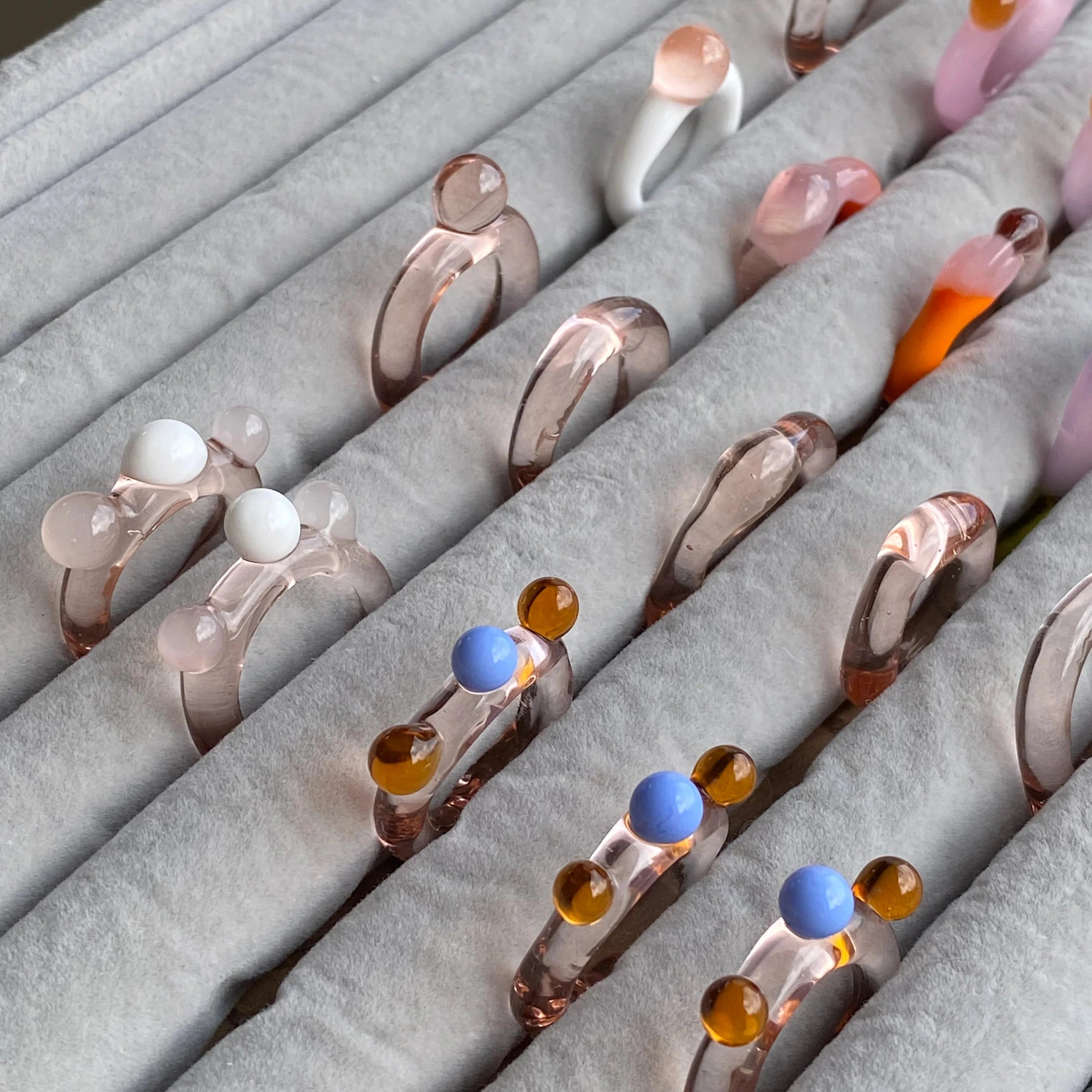 Roslyn 'Bubble Triple' rosa blau amber, Ring aus Glas