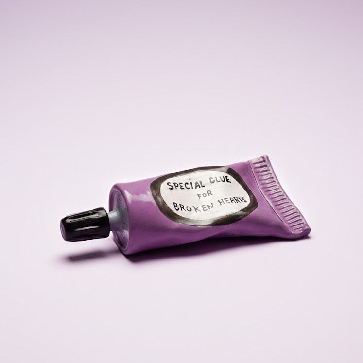 'Special Glue For Broken Hearts' Klebetube aus Keramik, lila | Michela Castagnaro