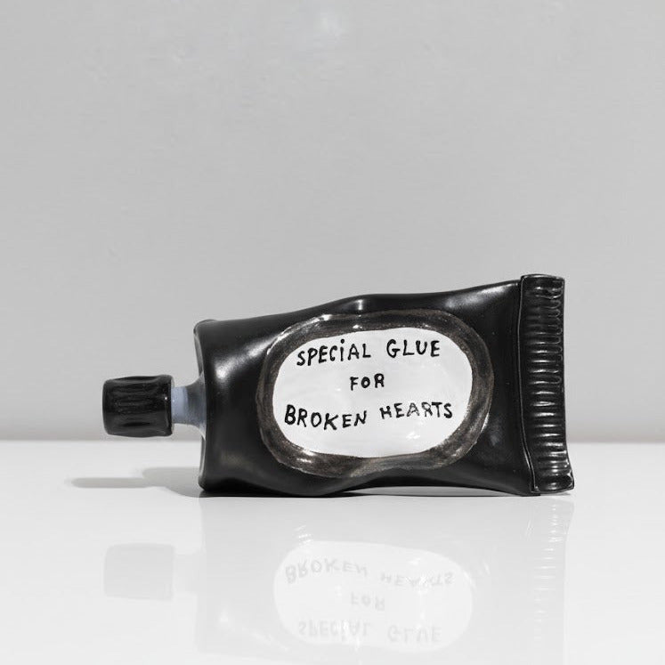 'Special Glue For Broken Hearts' Klebetube aus Keramik, schwarz | Michela Castagnaro