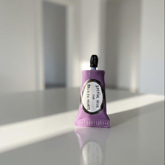 'Special Glue For Broken Hearts' Klebetube aus Keramik, lila | Michela Castagnaro