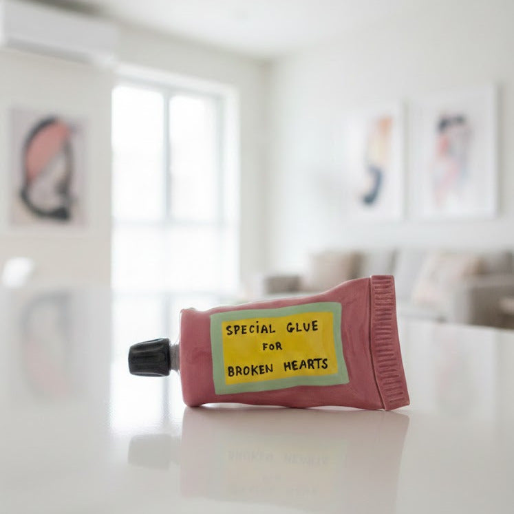 'Special Glue For Broken Hearts' Klebetube aus Keramik, rosa/gelb | Michela Castagnaro